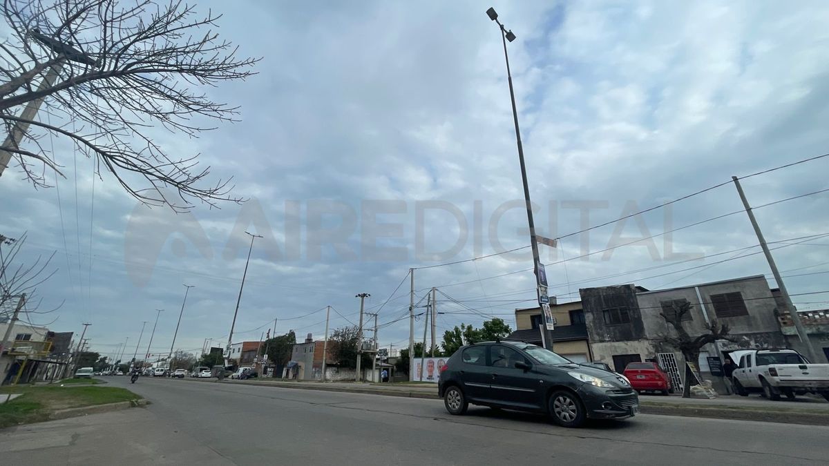 La zona de Avenida Perón al 4300 quedó sin luz tras el robo de cables en un poste del cantero central. La zona de Avenida Perón al 4300 quedó sin luz tras el robo de cables en un poste del cantero central.