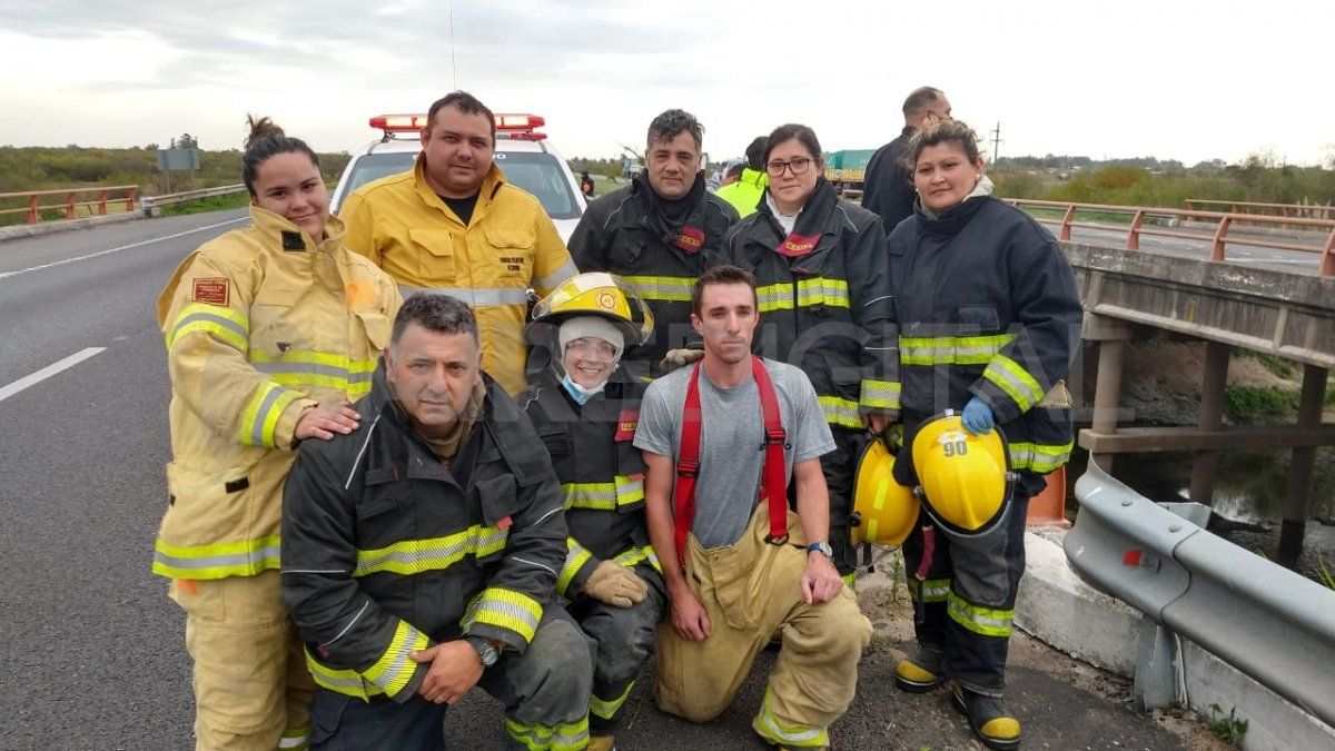 El equipo de rescate que sacó al camionero del interior del vehículo.
