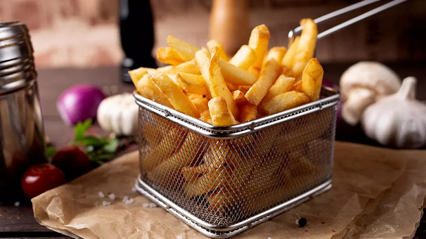 El truco con fécula de maíz para que las papas fritas salgan crujientes