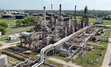 La histórica refinería de San Lorenzo está ubicada en la zona portuaria del sur de la provincia de Santa Fe. La histórica refinería de San Lorenzo está ubicada en la zona portuaria del sur de la provincia de Santa Fe.