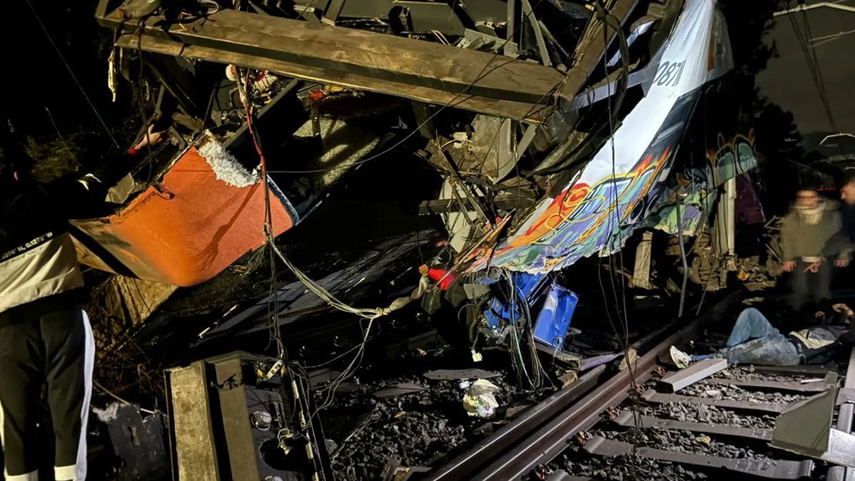 Así quedó la formación de Rodalies tras el descarrilamiento que provocó la muerte del maquinista y dejó 20 pasajeros heridos. Así quedó la formación de Rodalies tras el descarrilamiento que provocó la muerte del maquinista y dejó 20 pasajeros heridos.