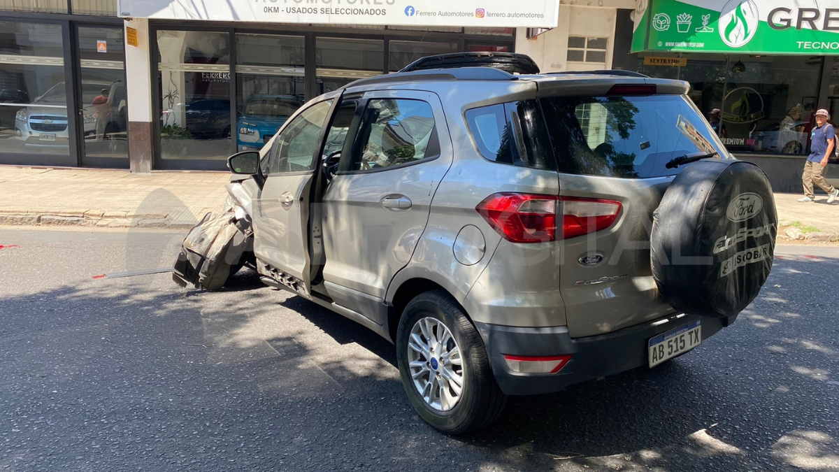 El conductor de la camioneta chocó contra el auto que permanecía estacionado en la mano izquierda.