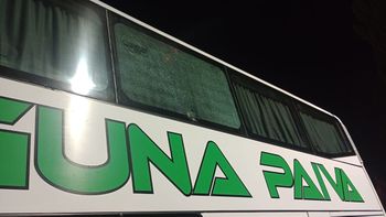 El micro de la empresa Laguna Paiva sufrió la rotura de dos ventanillas tras ser atacado a piedrazos en la Ruta Provincial N°1, a la altura de Arroyo Leyes.