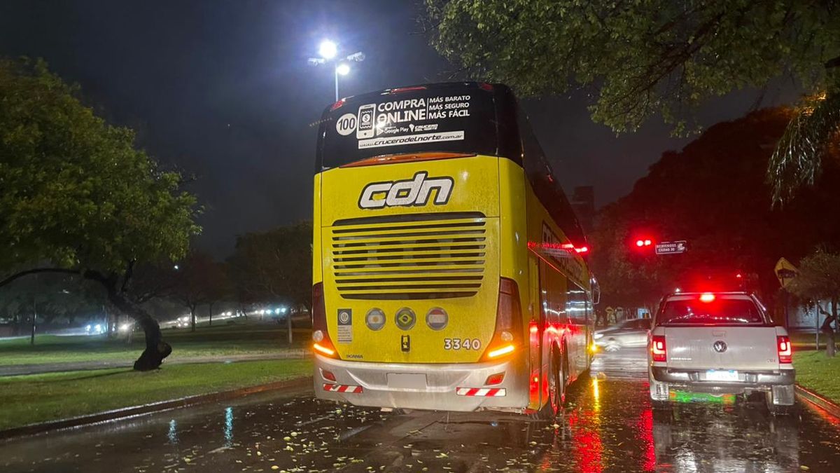 Un colectivo detenido en avenida 27 de Febrero y Juan de Garay genera inconvenientes en el tránsito.