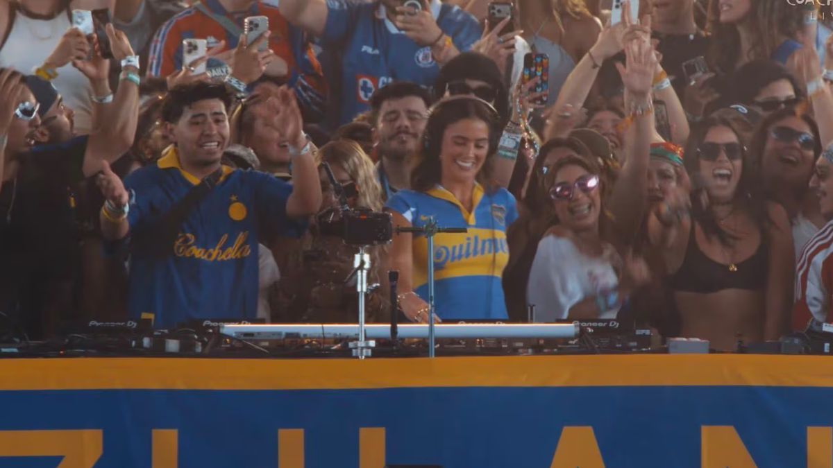 Amanda Szulansky mezcló el Himno Nacional con sonidos electrónicos durante su show en el escenario Sahara de California.