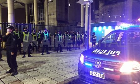 Desde las 18 hasta las 6 queda prohibida la circulación en la vía pública. Desde las 18 hasta las 6 queda prohibida la circulación en la vía pública.