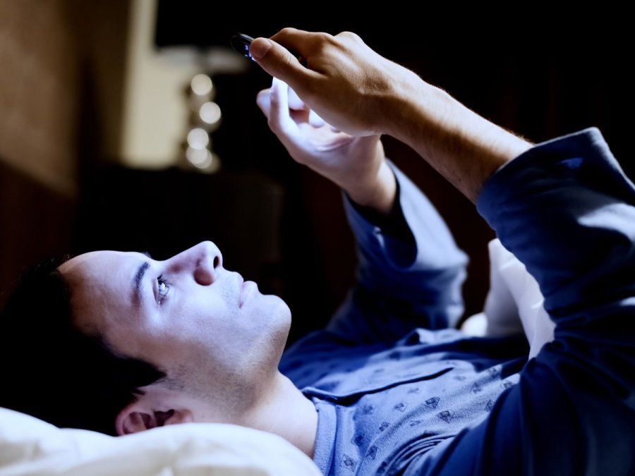 El uso excesivo del teléfono trae aparejadas complicaciones de salud.