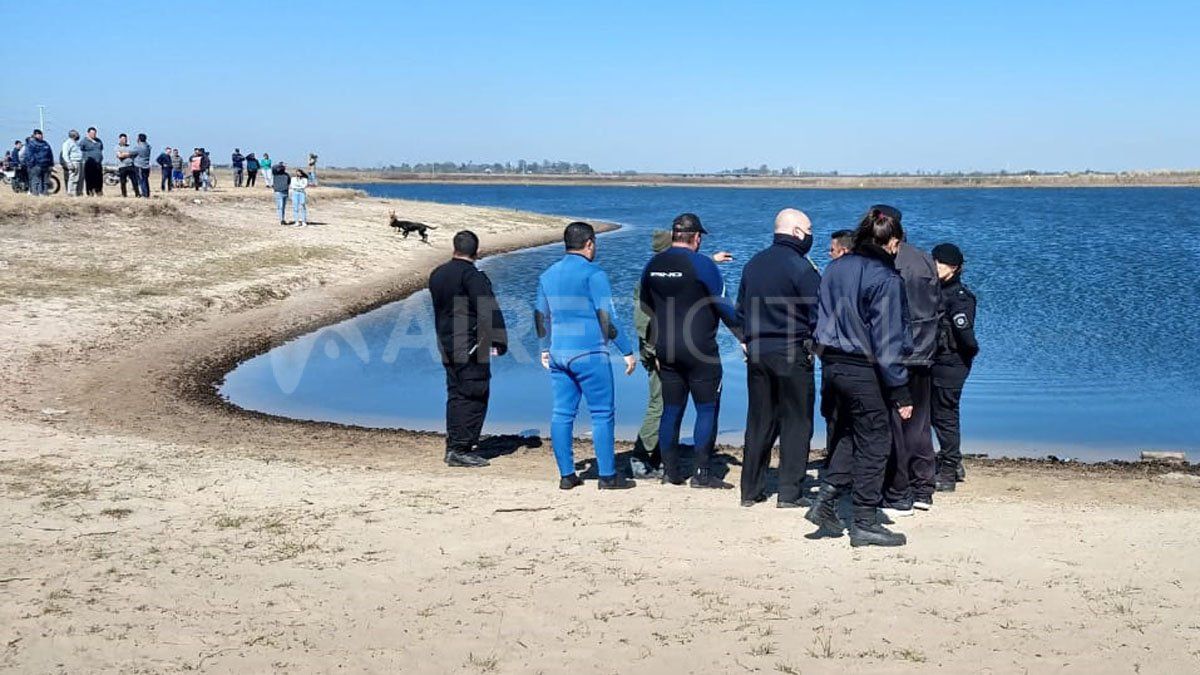 Gran despliegue en la laguna donde este domingo se ahogó una familia oriunda de Colastiné Norte.&nbsp;