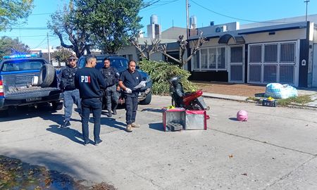 una motociclista resulto herida tras chocar con una camioneta en barrio sargento cabral una motociclista resulto herida tras chocar con una camioneta en barrio sargento cabral