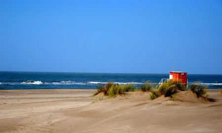 Escapada a una hermosa playa escondida a 4 horas de Buenos Aires dentro de un bosque. Escapada a una hermosa playa escondida a 4 horas de Buenos Aires dentro de un bosque.