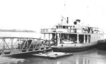 El servicio de balsa entre Santa Fe y Paraná se inauguró en 1928 y se mantuvo hasta diciembre de 2009, para que lo utilicen los camiones que transportan sustancias peligrosas y no podían atravesar el túnel. El servicio de balsa entre Santa Fe y Paraná se inauguró en 1928 y se mantuvo hasta diciembre de 2009, para que lo utilicen los camiones que transportan sustancias peligrosas y no podían atravesar el túnel.