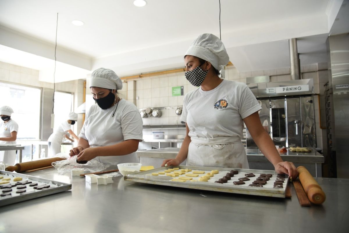 La capacitación en oficios es una alternativa que permite una rápida salida laboral.