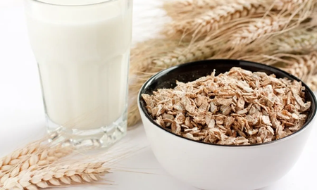 Agua vegetal de avena instantánea para tener una alimentación saludable.