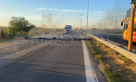 Vecinos de la barriada que se ubica en el cordón oeste de la ciudad cortaron la Circunvalación. Vecinos de la barriada que se ubica en el cordón oeste de la ciudad cortaron la Circunvalación.