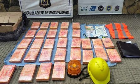 Los 32 kilos de cocaína cruzaron la frontera desde Bolivia. Los acusados intentaron recuperarlos tras un primer siniestro vial. Los 32 kilos de cocaína cruzaron la frontera desde Bolivia. Los acusados intentaron recuperarlos tras un primer siniestro vial.