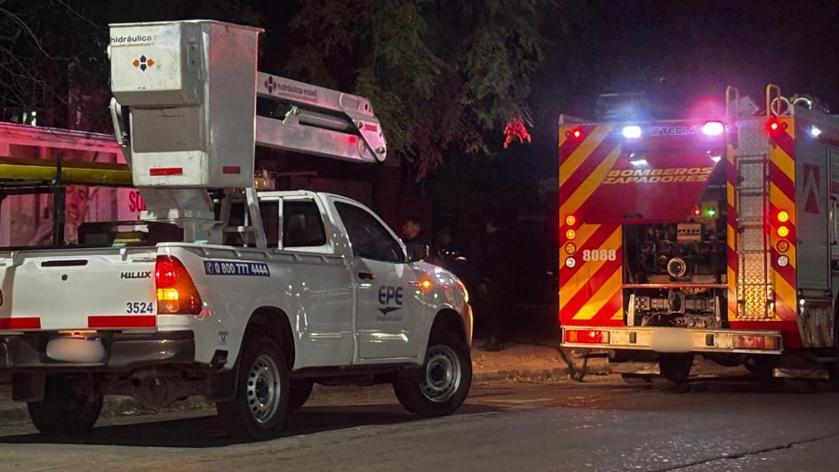 Bomberos evitaron que las llamas se propagaran. Bomberos evitaron que las llamas se propagaran.