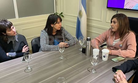 Valentina Macarena y Beba Córdoba, conductoras del ciclo Hacete Eco, junto a la presidenta del Concejo Municipal, Adriana Molina. Valentina Macarena y Beba Córdoba, conductoras del ciclo Hacete Eco, junto a la presidenta del Concejo Municipal, Adriana Molina.