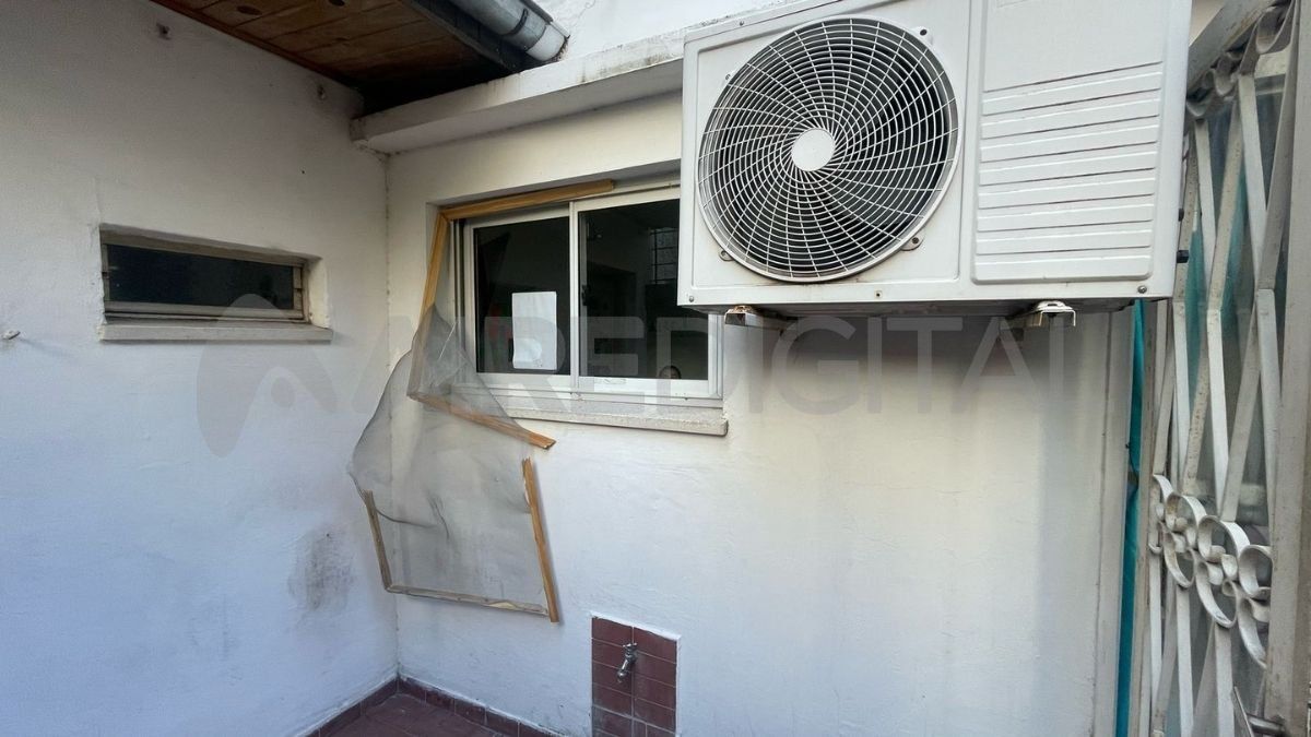 La ventana que rompieron para cometer el robo. La ventana que rompieron para cometer el robo.