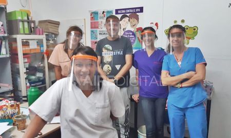 Pablo junto a su familia fabrican máscaras 3D y las donan al personal de salud. Pablo junto a su familia fabrican máscaras 3D y las donan al personal de salud.