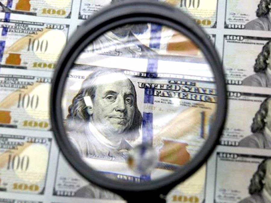 Agosto terminó con un dólar por arriba de los $62 y un riesgo país de más de 2.500