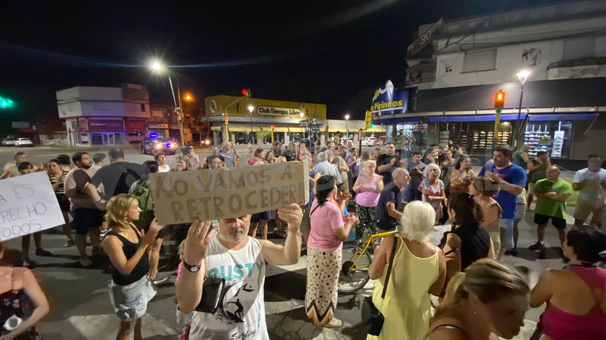 Vecinos de Santo Tomé se manifestaron este domingo por problemas en el servicio de agua potable.