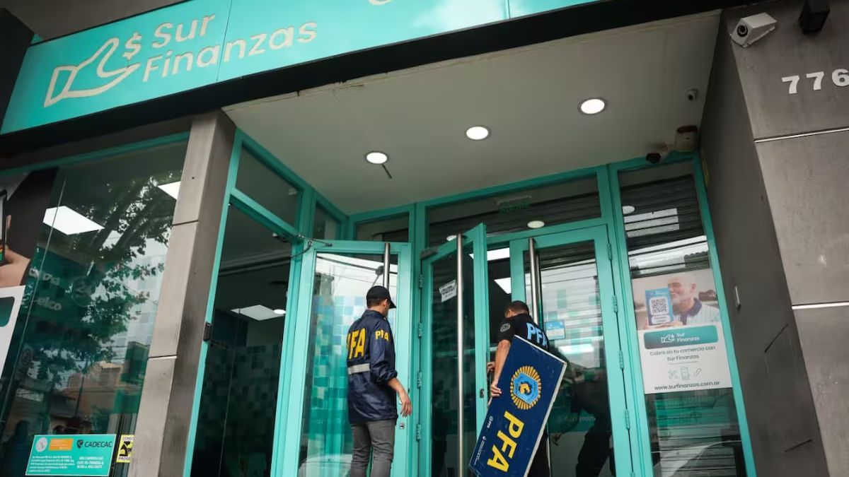 Se investigan maniobras con la compra de dólar a valor oficial y se ordenaron unos 60 procedimientos.