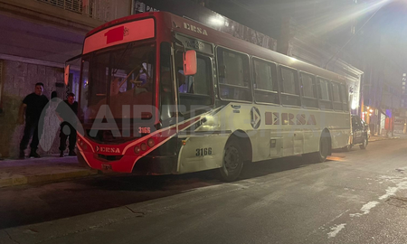 El coche se prendió fuego a pocos metros del cuartel de bomberos. El coche se prendió fuego a pocos metros del cuartel de bomberos.