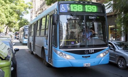 Rosario igualará a Córdoba en el valor del pasaje de colectivos a partir del próximo lunes. El ajuste es la mitad de la inflación acumulada. Rosario igualará a Córdoba en el valor del pasaje de colectivos a partir del próximo lunes. El ajuste es la mitad de la inflación acumulada.