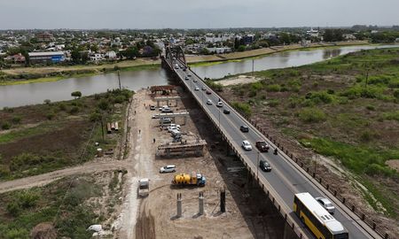 El nuevo puente Santa Fe–Santo Tomé ingresa en fase crítica con la extensión del terraplén hacia la costa santotomesina. El nuevo puente Santa Fe–Santo Tomé ingresa en fase crítica con la extensión del terraplén hacia la costa santotomesina.