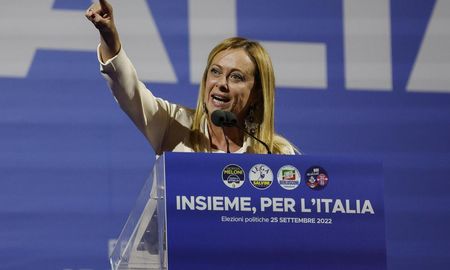 La derechista Giorgia Meloni, líder del soberanista Hermanos de Italia, se imponía esta noche con claridad en las elecciones. La derechista Giorgia Meloni, líder del soberanista Hermanos de Italia, se imponía esta noche con claridad en las elecciones.