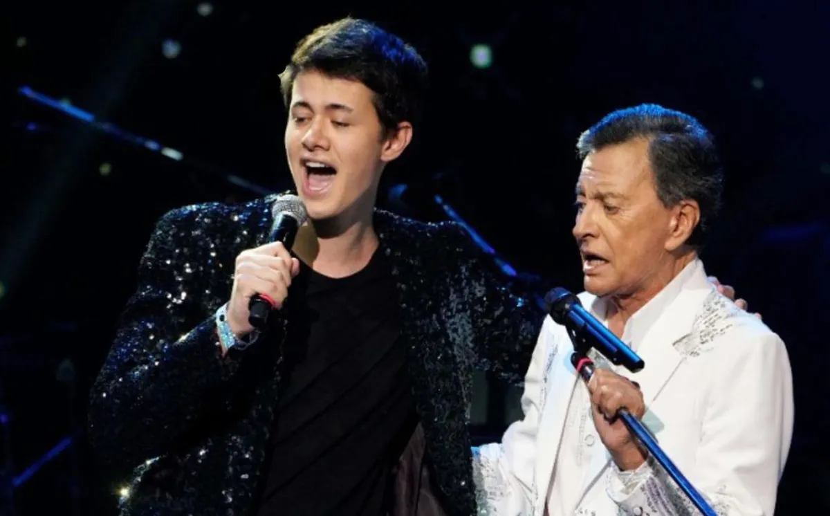 Dante, de 21 años, se sumó a su legendario abuelo para cantar el tema 