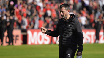 La solución estaba en casa: Martín Minella seguirá siendo el DT de Colón hasta fin de año