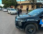 impactante accidente en barrio los hornos: un auto volco tras chocar en una esquina