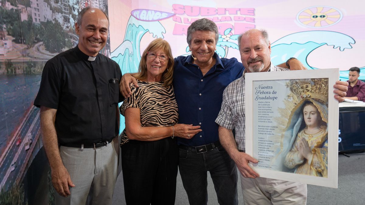 El padre Olidio Panigo, Marta Milesi, Luis Mino y Oscar Roa con el cuadro que le regalaron a AIRE por sus 14 años.