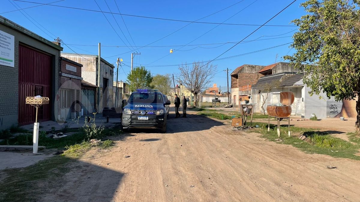Los patrulleros persiguieron al joven de unos 20 años que abandonó la moto y se fugó por los techos.
