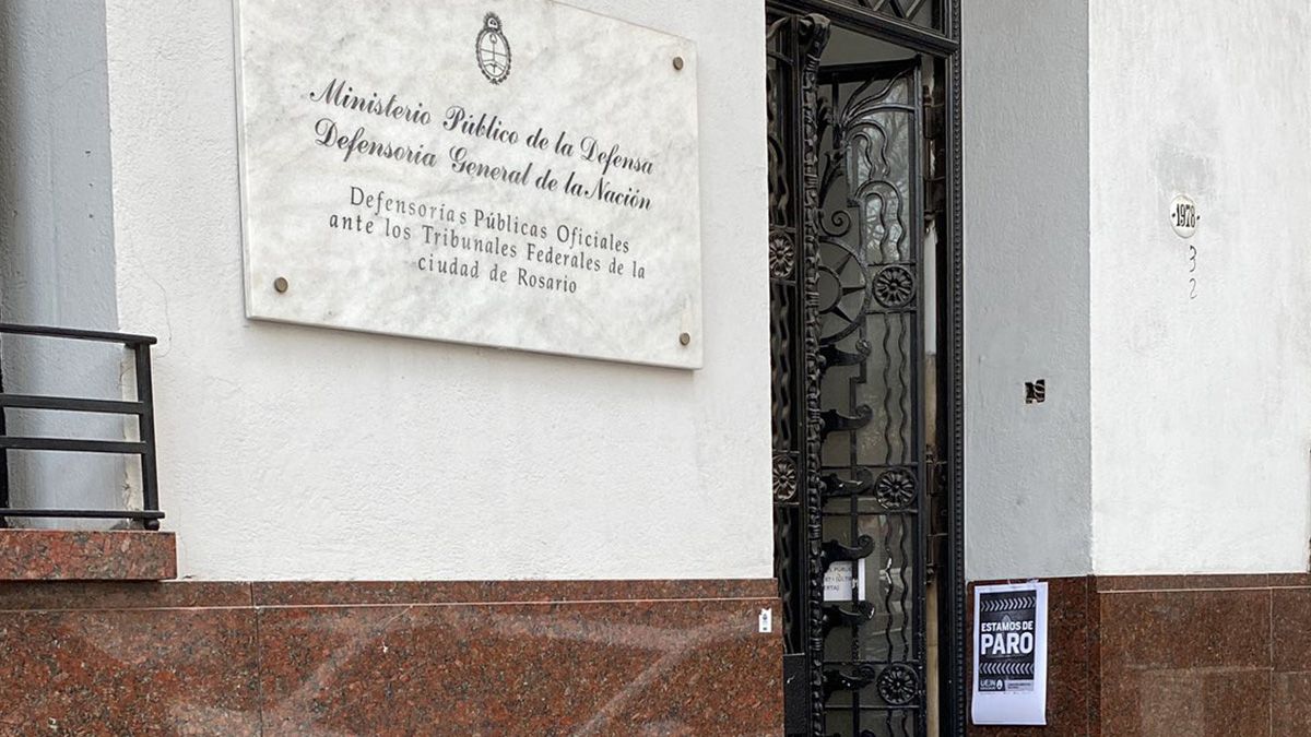 El temor llegó a tal punto que los trabajadores del Ministerio Público de la Defensa y de la Defensoría General de la Nación, ubicada en calle Rioja 1900 de Rosario, llevaron a cabo un paro, en reclamo de medidas de seguridad.