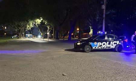 Un motociclista falleció este domingo por la tarde tras protagonizar un siniestro vial en el norte de la ciudad de Santa Fe. Concretamente, fue en Av. Teniente Loza al 7500. Un motociclista falleció este domingo por la tarde tras protagonizar un siniestro vial en el norte de la ciudad de Santa Fe. Concretamente, fue en Av. Teniente Loza al 7500.