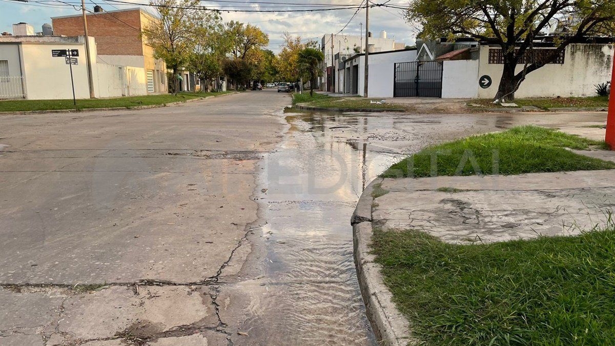 Así está la esquina de Santiago Derqui y Bernardino Rivadavia en barrio Sargento Cabral. 