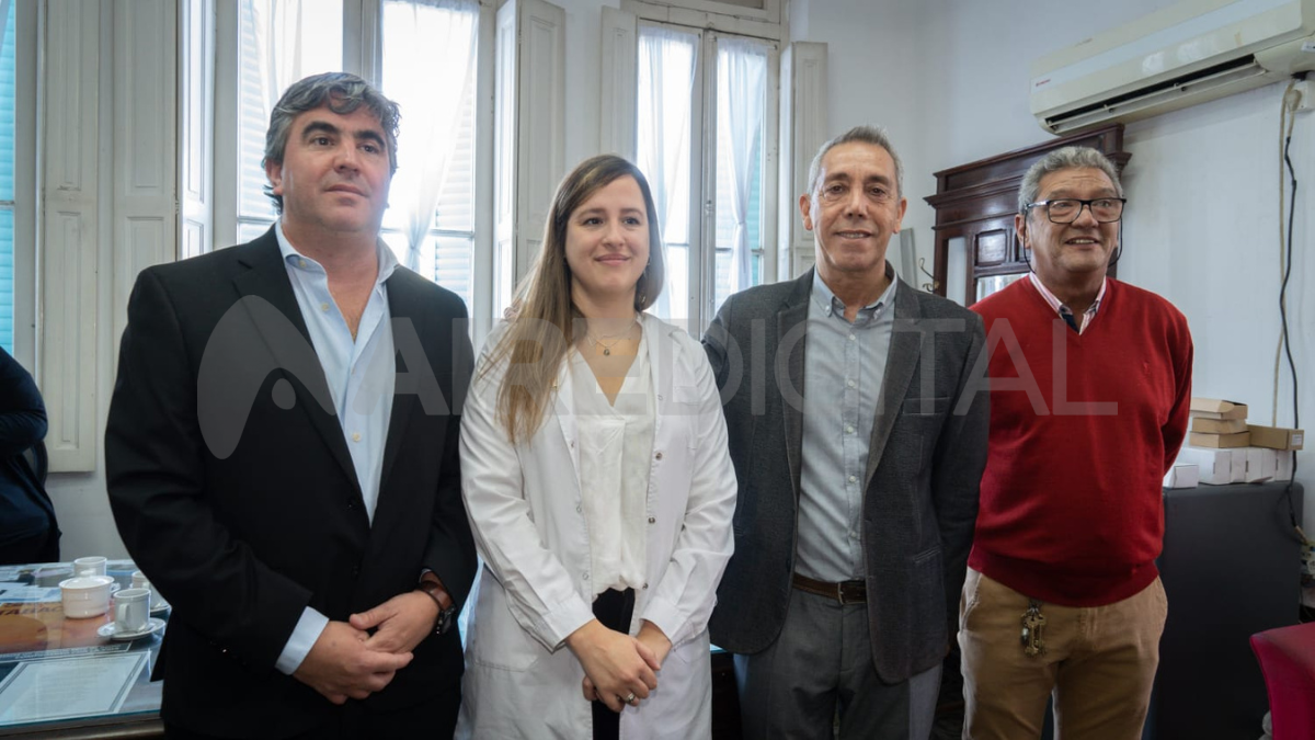 El doctor Bruno Moroni junto a la doctora Amanda Zárate, subdirectora del efector, el secretario de Salud, Jorge Prieto y Mario Ledesma.