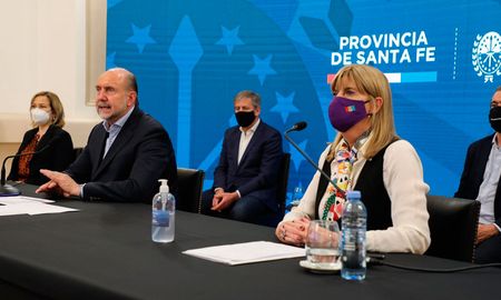 La conferencia de prensa estuvo encabezada por el gobernador de la provincia, Omar Perotti. También estuvo presente la vicegobernadora Alejandra Rodenas, los intendentes de Santa Fe y Rosario, y la subsecretaria de Calidad, Regulación y Fiscalización de la Nación, Judith Bazán Díaz. La conferencia de prensa estuvo encabezada por el gobernador de la provincia, Omar Perotti. También estuvo presente la vicegobernadora Alejandra Rodenas, los intendentes de Santa Fe y Rosario, y la subsecretaria de Calidad, Regulación y Fiscalización de la Nación, Judith Bazán Díaz.