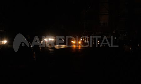 La ciudad de Santa Fe está a oscuras desde las 21.45 de este jueves, del mismo modo que buena parte del centro-norte de la provincia. La ciudad de Santa Fe está a oscuras desde las 21.45 de este jueves, del mismo modo que buena parte del centro-norte de la provincia.
