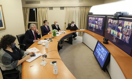 El presidente Alberto Fernández mantuvo un encuentro virtual este miércoles con gobernadores para empezar a delinear las nuevas restricciones que regirán desde este viernes. El presidente Alberto Fernández mantuvo un encuentro virtual este miércoles con gobernadores para empezar a delinear las nuevas restricciones que regirán desde este viernes.
