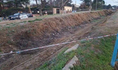Efectivos de la Departamental Punilla Norte custodiaron el perimetro ferroviario mientras aguardaban la llegada del transporte de la morgue judicial de Córdoba. Efectivos de la Departamental Punilla Norte custodiaron el perimetro ferroviario mientras aguardaban la llegada del transporte de la morgue judicial de Córdoba.