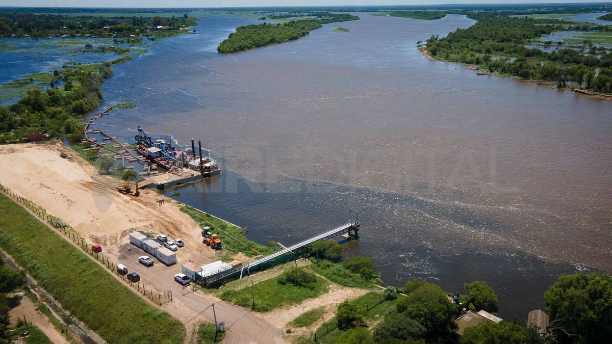 Esta es la obra de reparación de la defensa que licitó el gobierno, junto a la toma de agua del río Colastiné. Esta es la obra de reparación de la defensa que licitó el gobierno, junto a la toma de agua del río Colastiné.