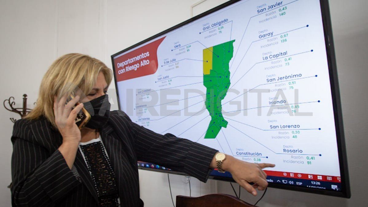 Martorano señalando en un gráfico la situación sanitaria de la provincia de Santa Fe.
