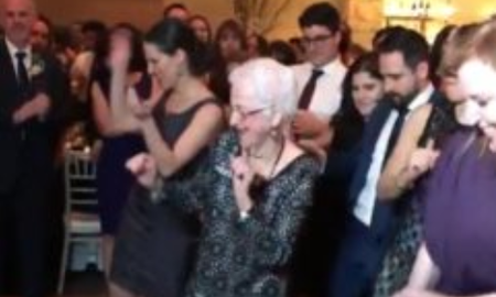 Una abuela de 96 años atrapa todas las miradas en la pista de baile celebrando una boda