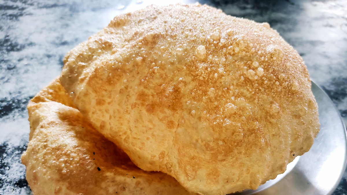 El bhatura es un pan de origen indio que se hace con ingredientes sencillos y un paso a paso muy fácil. El bhatura es un pan de origen indio que se hace con ingredientes sencillos y un paso a paso muy fácil.