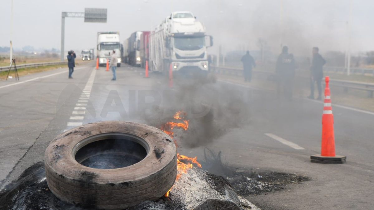 Los transportistas realizan piquetes en la autopista Rosario - Buenos Aires a la altura de Villa Constitución y San Nicolás.