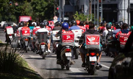 En condiciones precarias, los repartidores se multiplicaron exponencialmente en las calles de la ciudad de Santa Fe. En condiciones precarias, los repartidores se multiplicaron exponencialmente en las calles de la ciudad de Santa Fe.