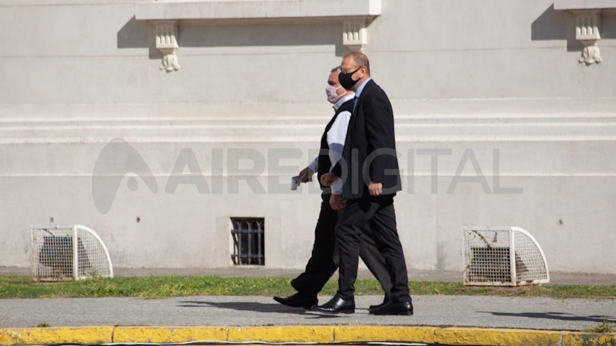 Perotti ingresando a la Legislatura santafesina